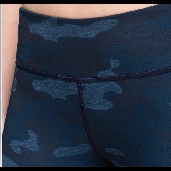 LULULEMON Clip In Crop, Sz 4, Navy Camo/Teal - Picture 5 of 9
